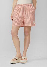 Gestreepte roze shorts met een elastische tailleband, zijzakken en een klein kleurrijk logo-embleem. Glad materiaal met een relaxte pasvorm.