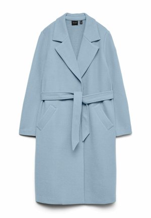 Lyseblå ullkåpe med belte, store slag, to frontlommer og lange ermer. Glatt tekstur og skreddersydd design.
