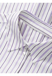 Camicia bianca con sottili righe viola, dotata di colletto a punta e pattina con bottoni frontale. Tessuto liscio e design pulito.