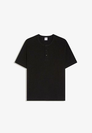 Schwarzes Henley-T-Shirt mit kurzen Ärmeln, drei Knöpfen und rundem Ausschnitt, flach auf einem weißen Hintergrund ausgelegt.