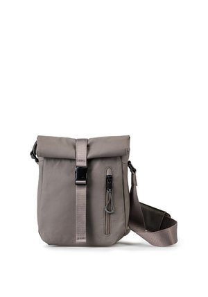 Piccola borsa grigia a tracolla con chiusura a rotolo, tracolla regolabile, fibbia centrale e tasca verticale con zip sul davanti.