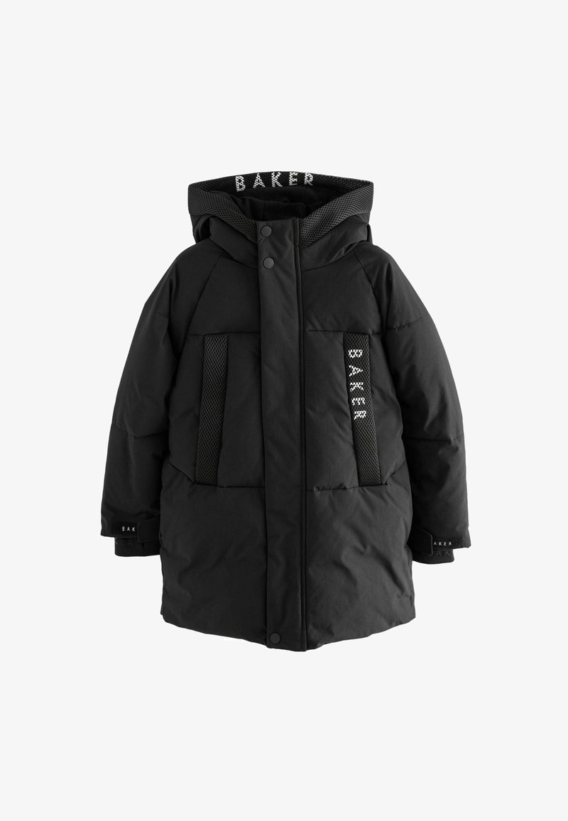 Chaqueta acolchada negra con capucha, que incluye detalles de malla, bolsillos frontales y el logotipo "BAKER" en el pecho y las mangas.