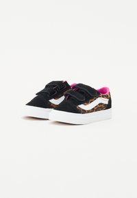 Sneakers in suede nero con accenti in stampa leopardata, suole in gomma bianca e chiusure con strappo. L'interno presenta una fodera rosa brillante.
