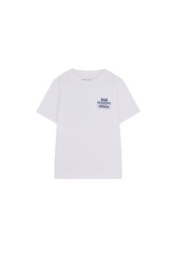 Camiseta de algodón blanca de manga corta, con un gráfico impreso en azul en la parte superior izquierda del pecho. Cuello redondo clásico, ajuste estándar.