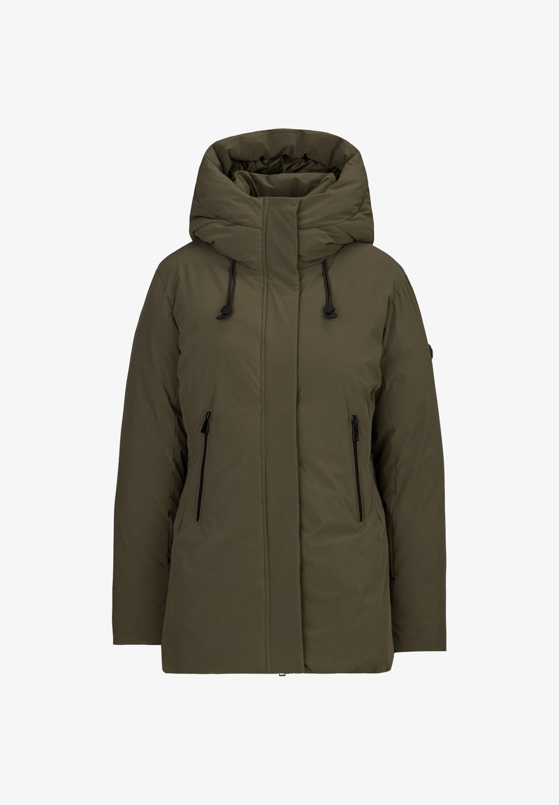 Olijfgroene gewatteerde jas met hoge kraag, verstelbare trekkoordkap, en twee voorzakken met rits. Soepele textuur en ritsdetails.