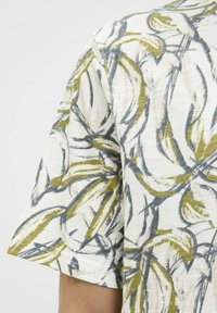 Cămașă cu mânecă scurtă dintr-un material ușor, având o bază albă cu modele florale abstracte verzi și albastre și un finisaj texturat.
