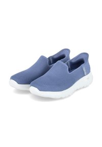 Zapatos slip-on de malla azul claro con una superficie texturizada, suela de goma blanca y un diseño minimalista. Sin herrajes visibles.