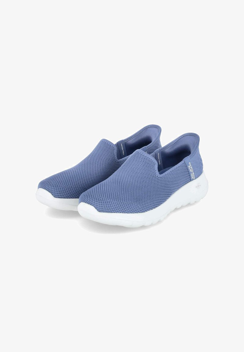 Zapatos slip-on de malla azul claro con una superficie texturizada, suela de goma blanca y un diseño minimalista. Sin herrajes visibles.