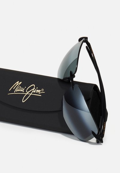 Juodi Maui Jim akinius su pilkais objektyvais, gulintiems ant juodos dėžutės, papuoštos auksiniu logotipu. Rėmas yra elegantiškas ir pusiau be rėmelio.