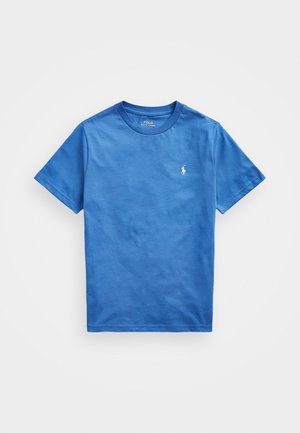 Niebieska koszulka z krótkim rękawem i okrągłym dekoltem, z małym białym logo Polo Ralph Lauren wyszytym na lewej piersi.