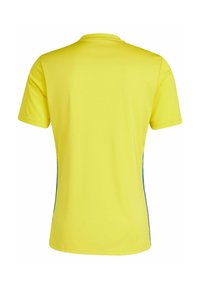 Geel T-shirt met korte mouwen en een ronde halslijn. Voorzien van blauwe accenten aan de zijkanten en een ademende mesh structuur. Glad stuk stof afwerking.