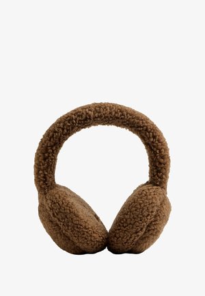 Cuffie in peluche marrone con una finitura morbida e texturizzata; design arrotondato con una fascia spessa. Il tessuto assomiglia a lana o pile soffice.