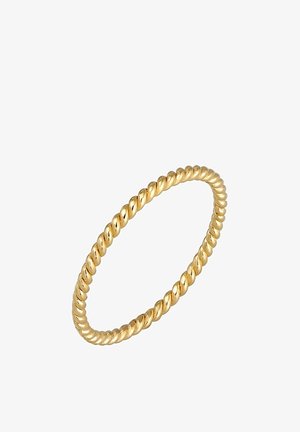 Bague fine en or style corde torsadée avec un design en spirale lisse et continu sur fond blanc.