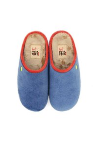 Zapatillas de casa azules de forro polar con un borde rojo, suave forro de piel sintética, detalle de acento amarillo y una etiqueta que dice "¡patatas calientes!" en la plantilla.