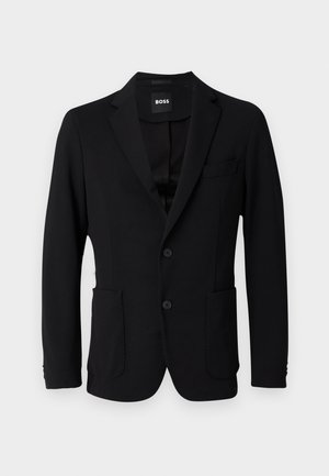 Blazer negro hecho de tela estructurada, con solapa en pico, dos bolsillos frontales y dos botones. La etiqueta dice "BOSS."