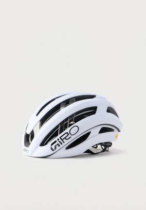 Casque de cyclisme sur route de marque Giro blanc avec des fentes de ventilation noires et une sangle arrière réglable sur un fond uni.