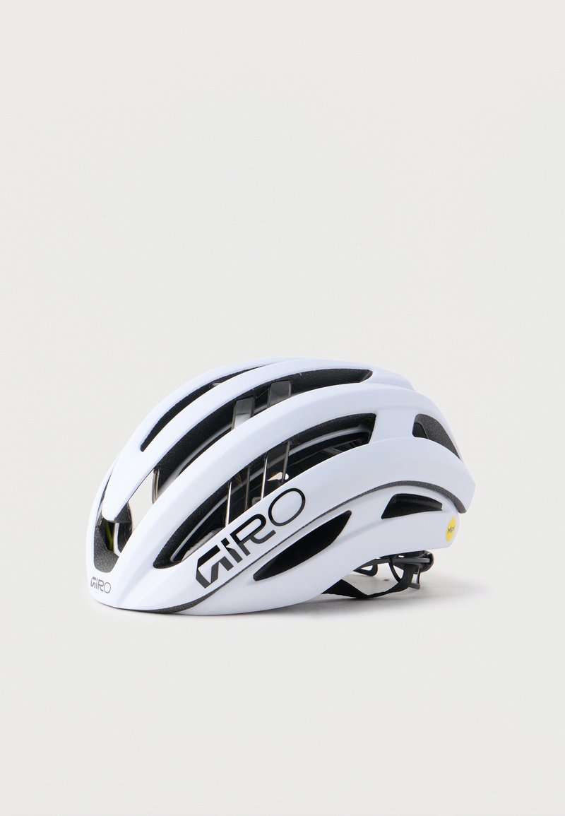 Casque de cyclisme sur route de marque Giro blanc avec des fentes de ventilation noires et une sangle arrière réglable sur un fond uni.
