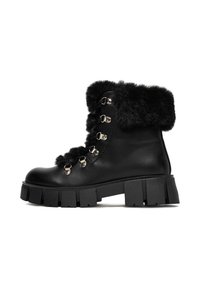 Černé kožené kotníkové boty s umělou kožešinou, obsahující kovové očky a háčky, robustní podrážka s hlubokými drážkami pro lepší trakci.