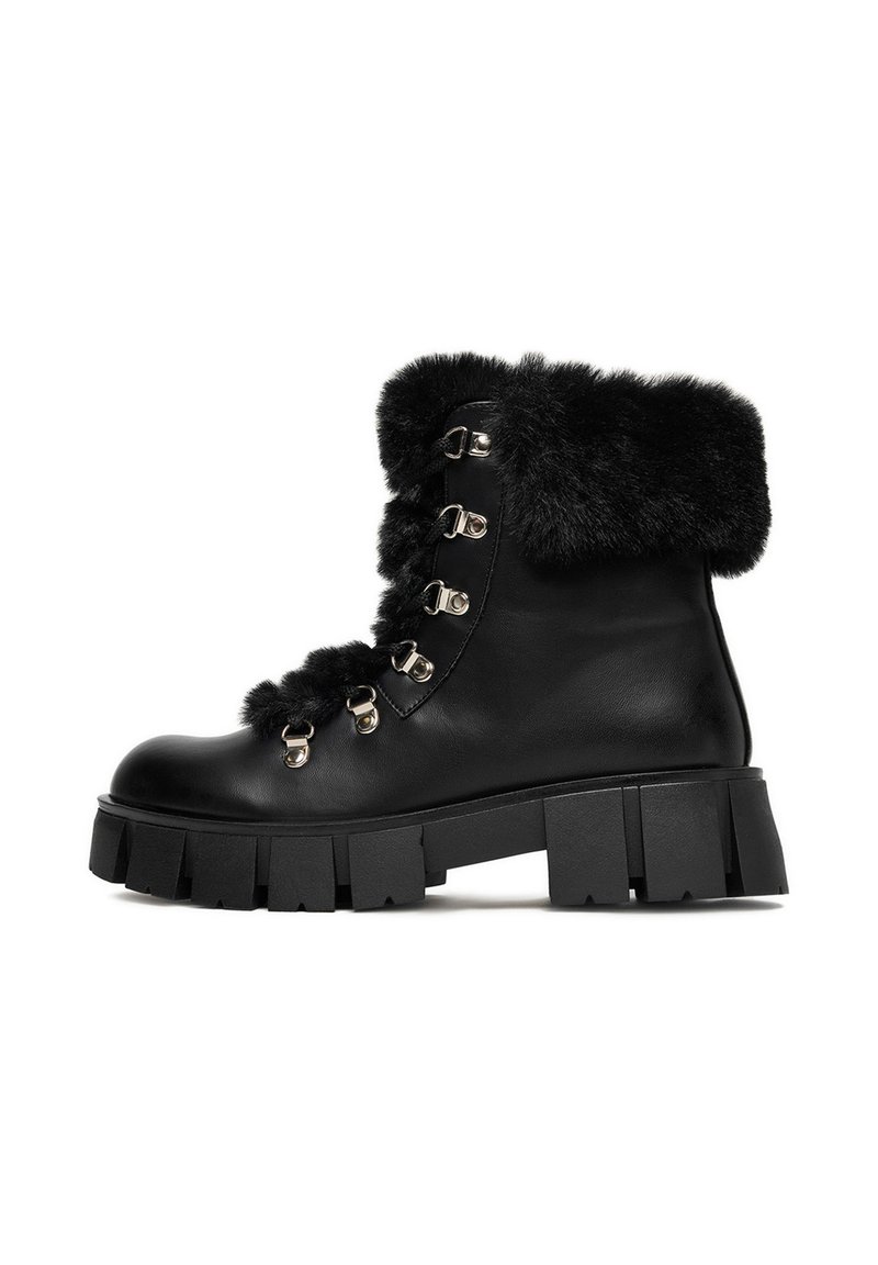 Černé kožené kotníkové boty s umělou kožešinou, obsahující kovové očky a háčky, robustní podrážka s hlubokými drážkami pro lepší trakci.
