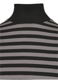 Sort og grå stribet turtleneck-top, med ribbet tekstur og høj krave. Vandrette striber skaber et markant visuelt mønster.