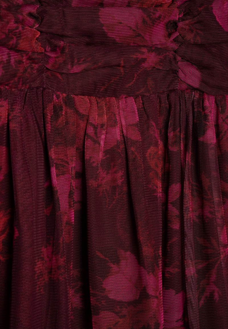 Blumendruckkleid in tiefroten und pinken Farbtönen, mit einem strukturierten Oberteil, plissiertem Rock und Raffung an der Taille.