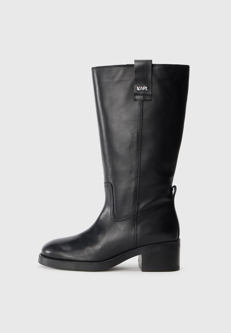 Bottes en cuir noir jusqu'au genou avec un bout arrondi, un talon carré et un tirant à l'arrière. Présente des coutures minimales et des accents de design subtils.