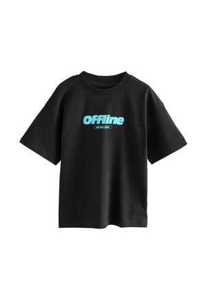 Čierne bavlnené tričko s voľným strihom, okrúhlym výstrihom a modrým textom „Offline stále“ na prednej strane. Krátke rukávy.