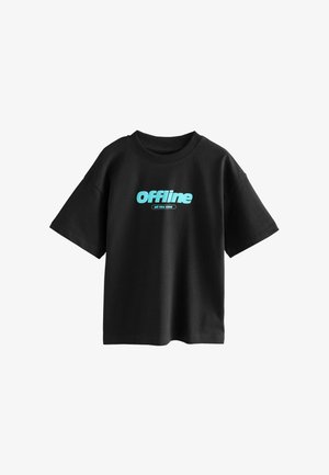 Sort bomulds T-shirt med korte ærmer, prydet med et turkist grafiktryk med teksten "Offline hele tiden" på fronten og rund halsudskæring.