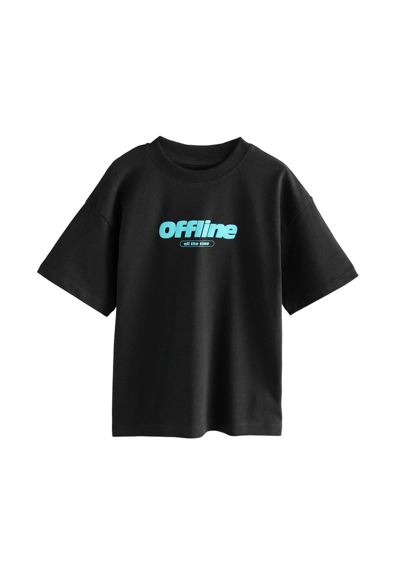 Camiseta de algodón negra con mangas cortas, que presenta un gráfico impreso en turquesa que dice "Fuera de línea todo el tiempo" en la parte frontal y un cuello redondo.