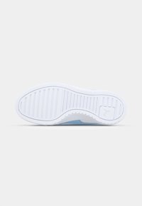 Világoskék sneaker talp, texturált fehér gumival, vízszintes barázdákkal és logónyomattal. Kerek forma, párnázott talpbetéttel.