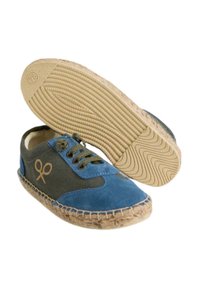 Zapatillas de lona azul y verde con punta redonda, ribete de yute tejido beige y suela de goma. Cuenta con diseño de cordones y logo en el lateral.