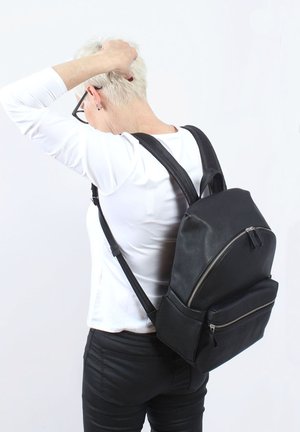 Zaino in pelle nera con superficie testurizzata, doppie spalline e tasca frontale con zip argentata. Design semplice e funzionale.