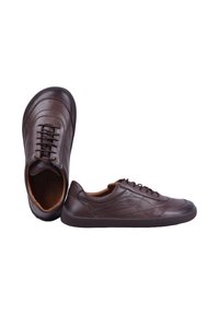 Paire de chaussures décontractées en cuir marron foncé à lacets, l'une montrant la vue de dessus et l'autre le profil latéral sur fond blanc.