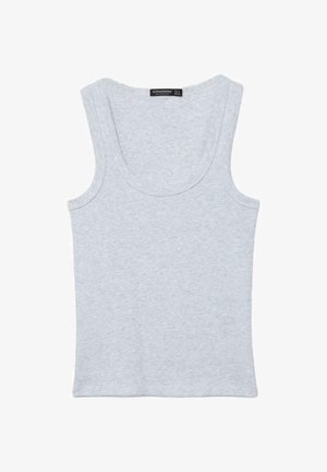 Débardeur gris clair côtelé sans manches avec encolure dégagée et étiquette de marque noire à l'intérieur du col à l'arrière.