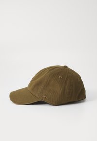 Olivengrønn baseballcaps med buet skygge, sydd ventilasjonsåpninger og liten brodert "47"-logo på siden mot en hvit bakgrunn.