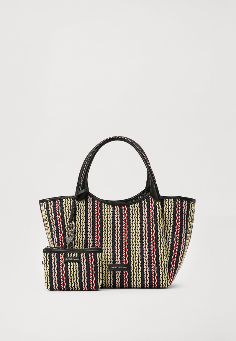 Borsa tote intrecciata in un motivo nero, rosso e giallo con una pochette zip staccabile. Presenta dettagli in pelle e doppi manici. Forma strutturata.