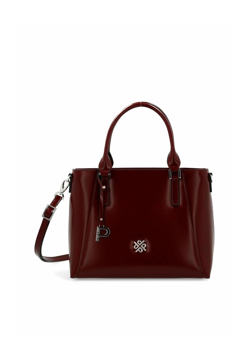 Bolso de mano de cuero rojo con doble asa superior, correa para el hombro ajustable, herrajes plateados y un logo decorativo en el panel frontal.