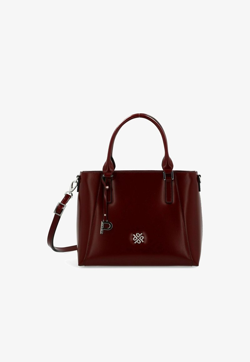 Bolso de mano de cuero rojo con doble asa superior, correa para el hombro ajustable, herrajes plateados y un logo decorativo en el panel frontal.
