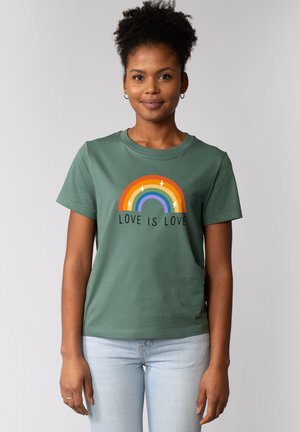 Grünes Baumwoll-T-Shirt mit einem mehrfarbigen Regenbogen-Motiv und dem Text "LIEBE IST LIEBE" darunter. Mit kurzen Ärmeln und Rundhalsausschnitt.