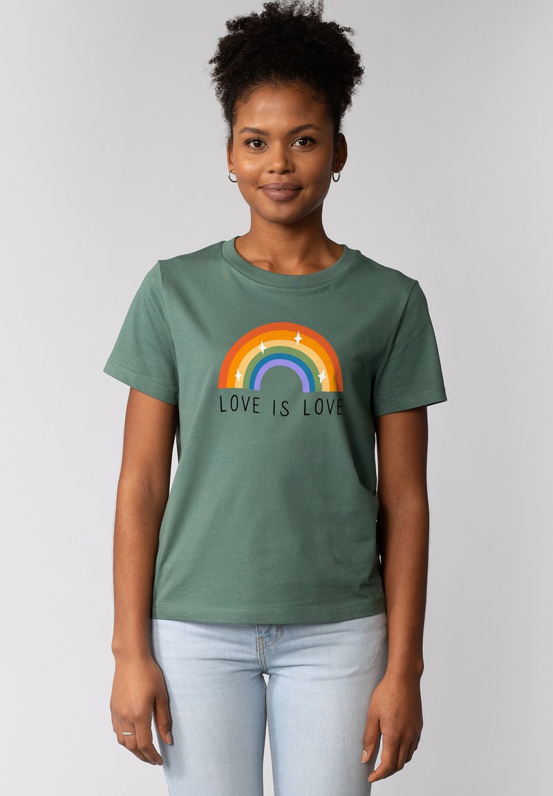 Groene katoenen t-shirt met een meerkleurige regenboogafbeelding en de tekst "LOVE IS LOVE" eronder. Korte mouwen en een ronde hals.