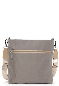Borsa a tracolla in un tessuto grigio chiaro con una morbida accentuazione beige, dotata di una tasca frontale con zipper e di una tracolla regolabile.