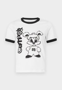 Άσπρο βαμβακερό t-shirt με μαύρο περιμετρικό γιακά και μανίκια, με γραφικό από έναν καρτούν λαγό και τον αριθμό 89 τυπωμένο πάνω του.