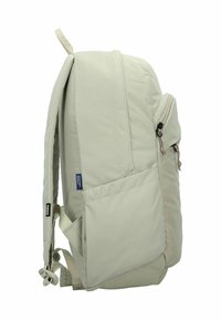 Zaino in tessuto verde chiaro, con una forma strutturata, dotato di spallacci imbottiti, una tasca laterale con zip e un compartimento frontale con cerniera.