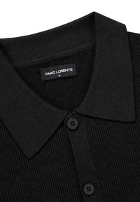 Czarny dzianinowy polo z kołnierzykiem z wystającymi końcami, dwoma czarnymi guzikami i widoczną metką rozmiaru M Pako Lorente wewnątrz dekoltu.