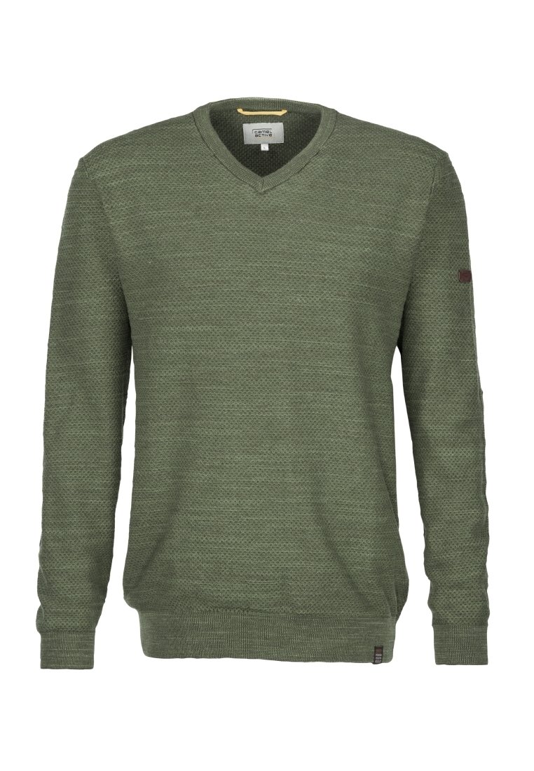 Pull tricoté vert avec col en V, manches longues, motif texturé, et une petite étiquette logo sur la manche. Tissu léger.