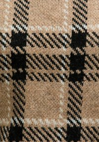 Tessuto a maglia caratterizzato da un motivo a quadri marrone e beige con accenti neri. La texture appare morbida con variazioni di spessore nel filato.