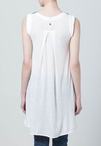 Top bianco senza maniche con una leggera lucentezza, dotato di un dettaglio a piega sul retro e due bottoni decorativi sulle spalline.