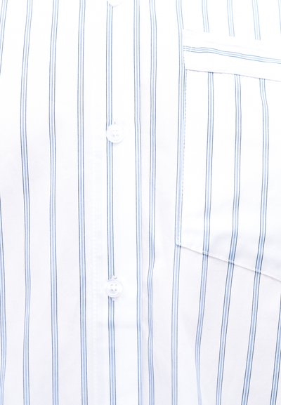 Λευκό ύφασμα με λεπτές κάθετες μπλε ρίγες, λευκά κουμπιά και τσέπη στο στήθος στη δεξιά πλευρά.