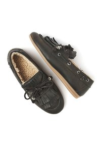 Dunkle Leder-Mokassins mit Fransen, Schnürdesign und einer weichen Kunstfellfutter. Mit einer Gummisohle und dekorativen Hardware-Akzenten.