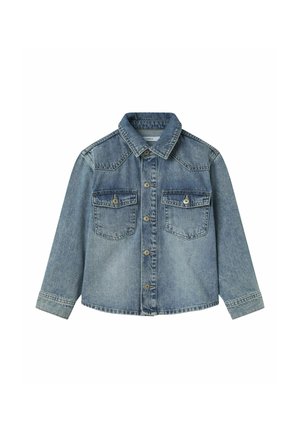 Veste en denim bleu clair à manches longues, avec fermeture à boutons, deux poches poitrine et col pointu. Présente une coupe classique et une texture usée.